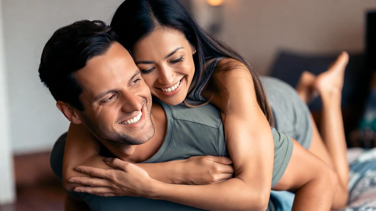 Atmosfera elegante e sensuale che rappresenta il pegging in un ambiente raffinato nello stile Pommenor