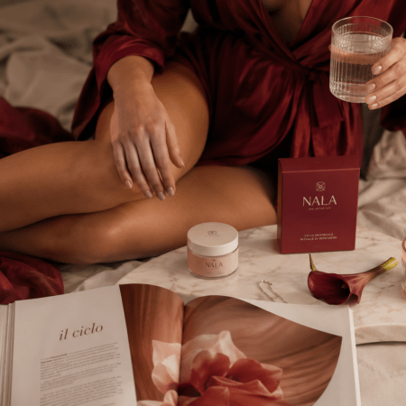donna in un contesto elegante durante il ciclo mestruale, immagine legata a sesso con le mestruazioni e consapevolezza del corpo