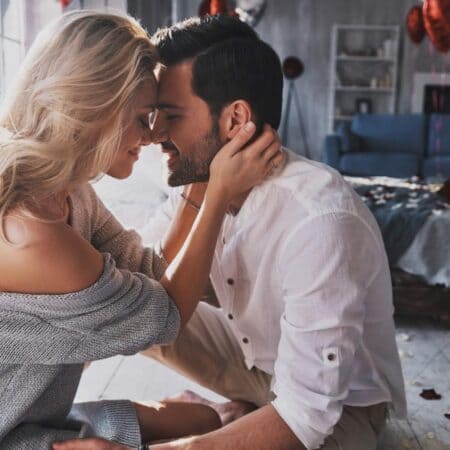 Un dettaglio intimo e soffuso in una camera da letto luxury che evoca il concetto di porn maxxing e la tensione psicologica di coppia.