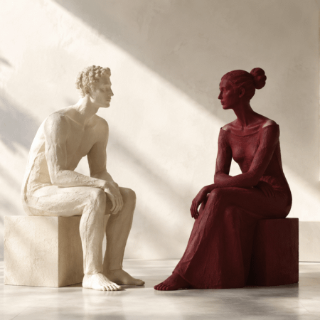 Due figure scultoree uomo e donna in dialogo in un interno luminoso | Pommenor