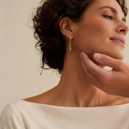 Donna con il capo reclinato mentre una mano le accarezza delicatamente il collo